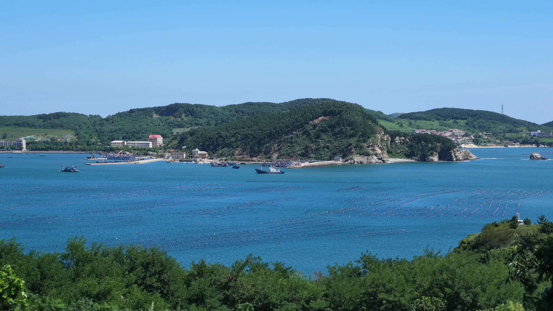 蓝色海湾、绿色岛屿与海面上的船只